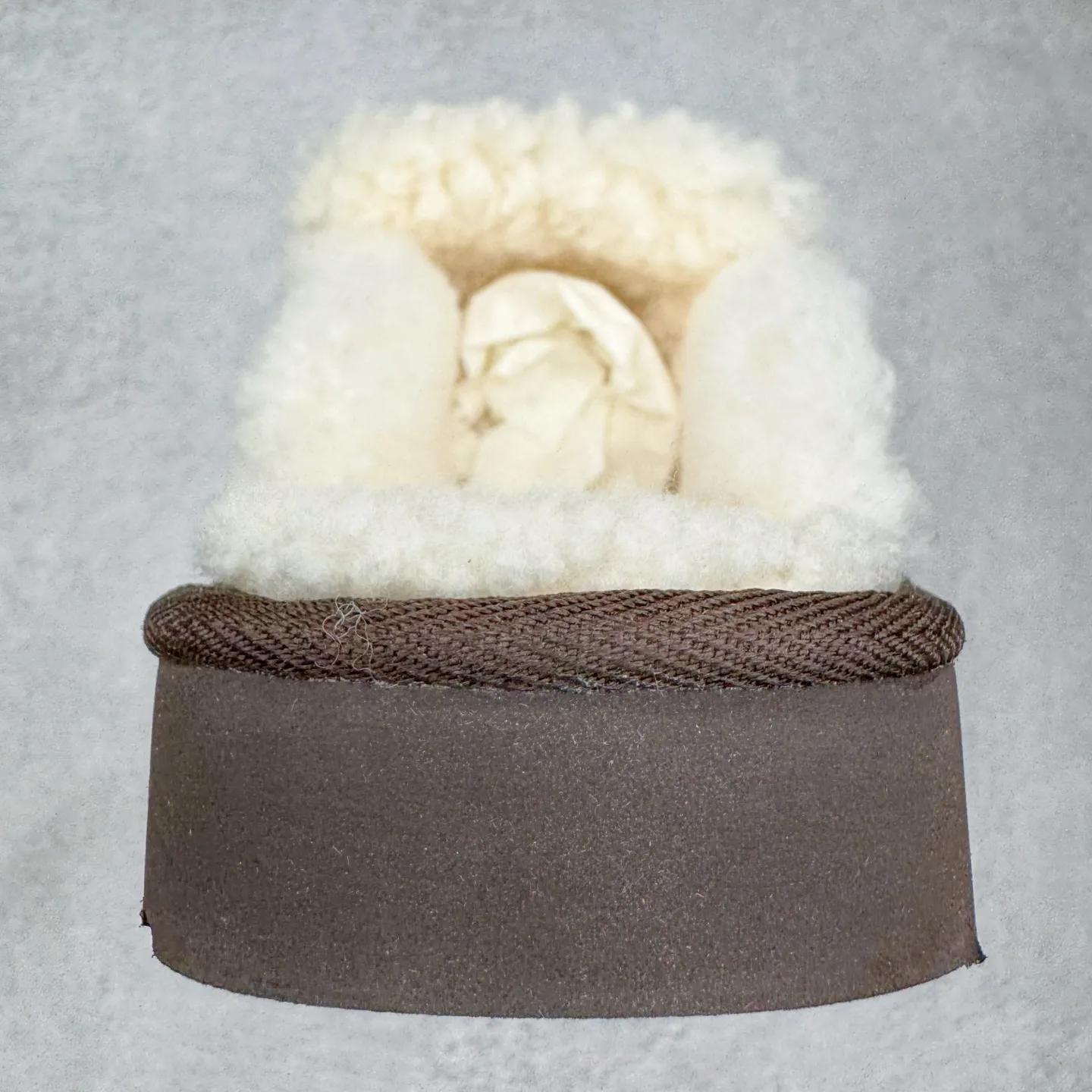 Pick up locally 💰 440 UGG slippers 1206 letter embroidered classic short-tube autumn and winter sheep fur all-in-one snow boots All shoes are made from the same factory as ZP Longfeng A-grade Australian imported sheep fur all-in-one Brand OEM production line Fully follow the ZP process flow OEM original pattern maker Adhere to no original shoes and no development selection Pay attention to every detail The most authentic version on the market TREADLITE "Light Wing" technology outsole Lightweight/durable/flexible/pile size: 35 36 37 38 39 40 Coding: by2936070